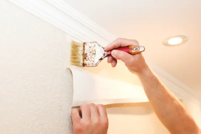 Pose de papier peint à Lopérec — revêtements muraux et toiles de verre